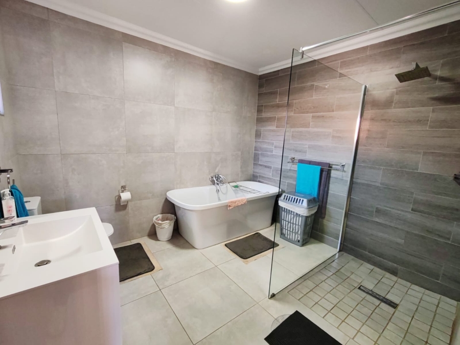 5 Bedroom Property for Sale in Grimbeeck Park North West